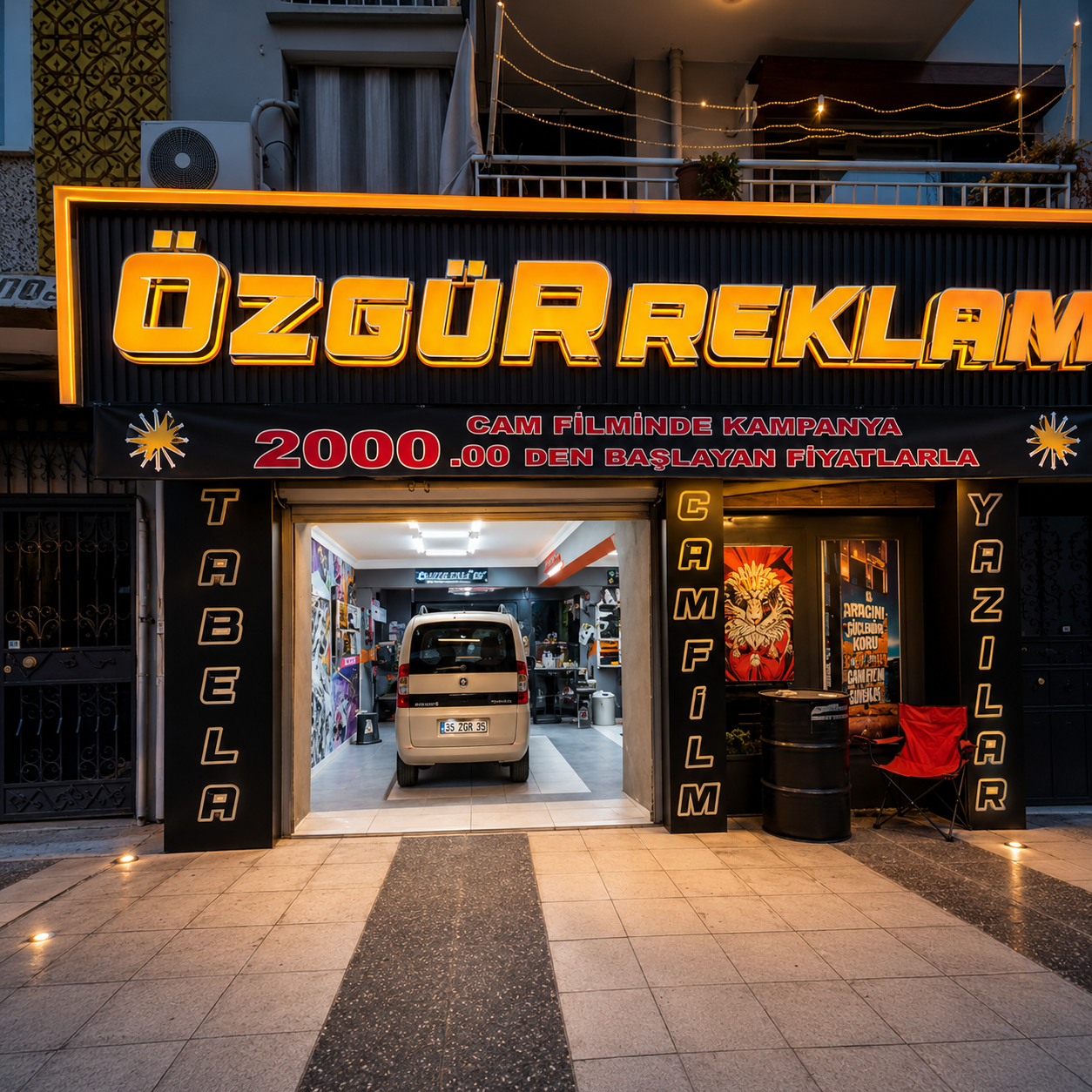 Reklam tasarım ekibi çalışırken
